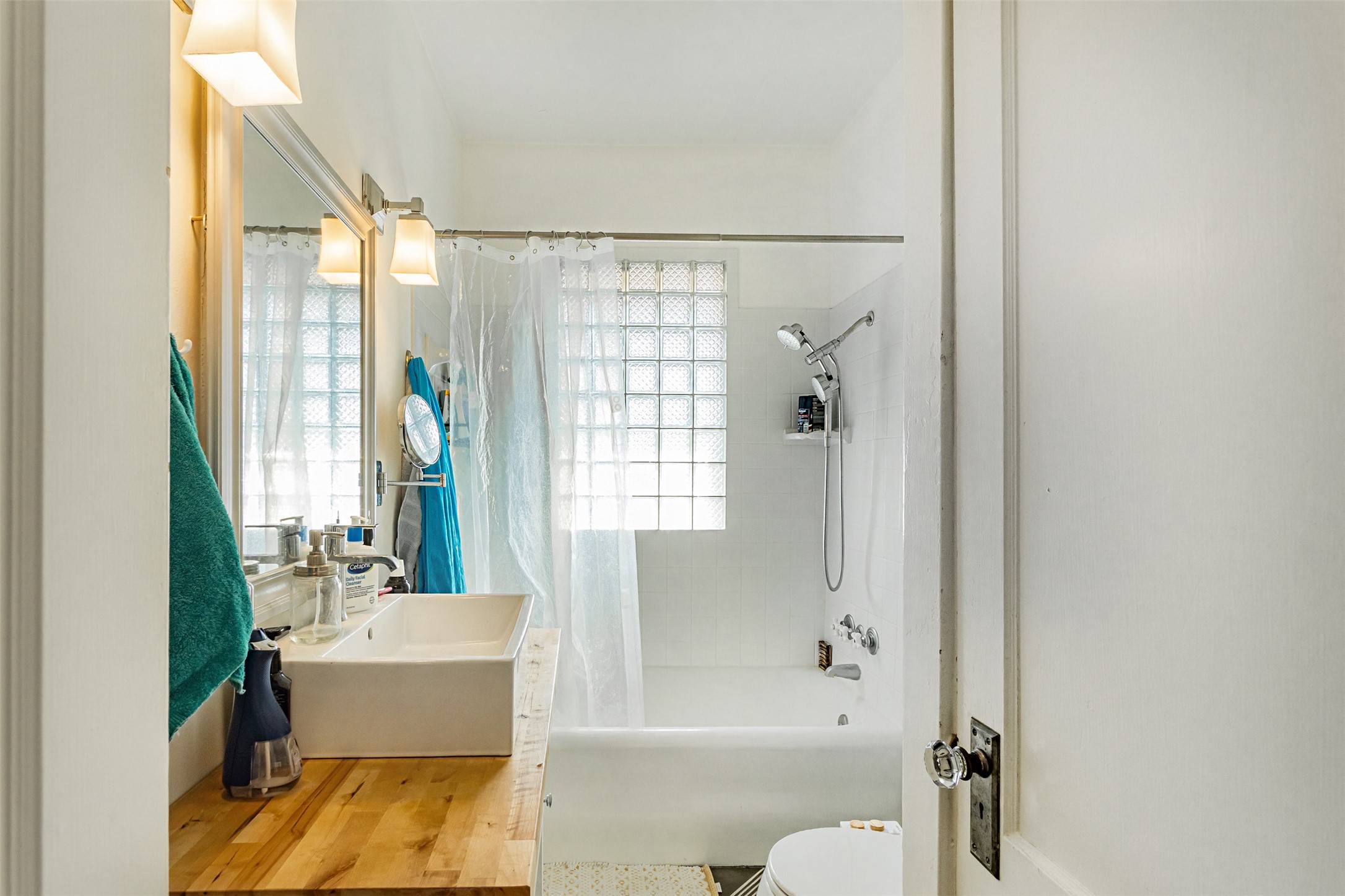 528 Hawthorne Street Houston, TX 77006 - Photo 22 of 34 a bathroom with a bathtub and a shower