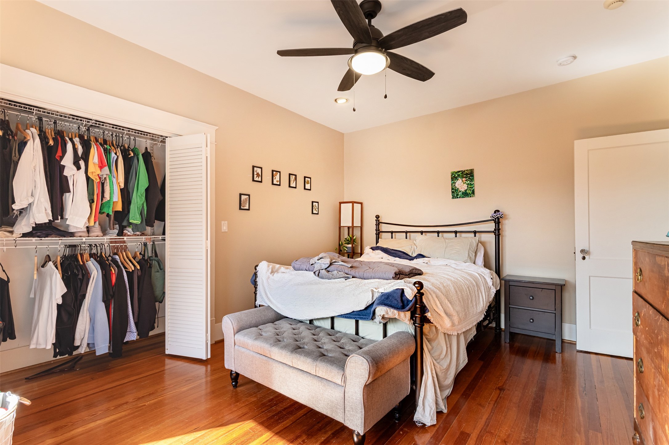 528 Hawthorne Street Houston, TX 77006 - Photo 25 of 34 a bedroom with a bed and a walk in closet