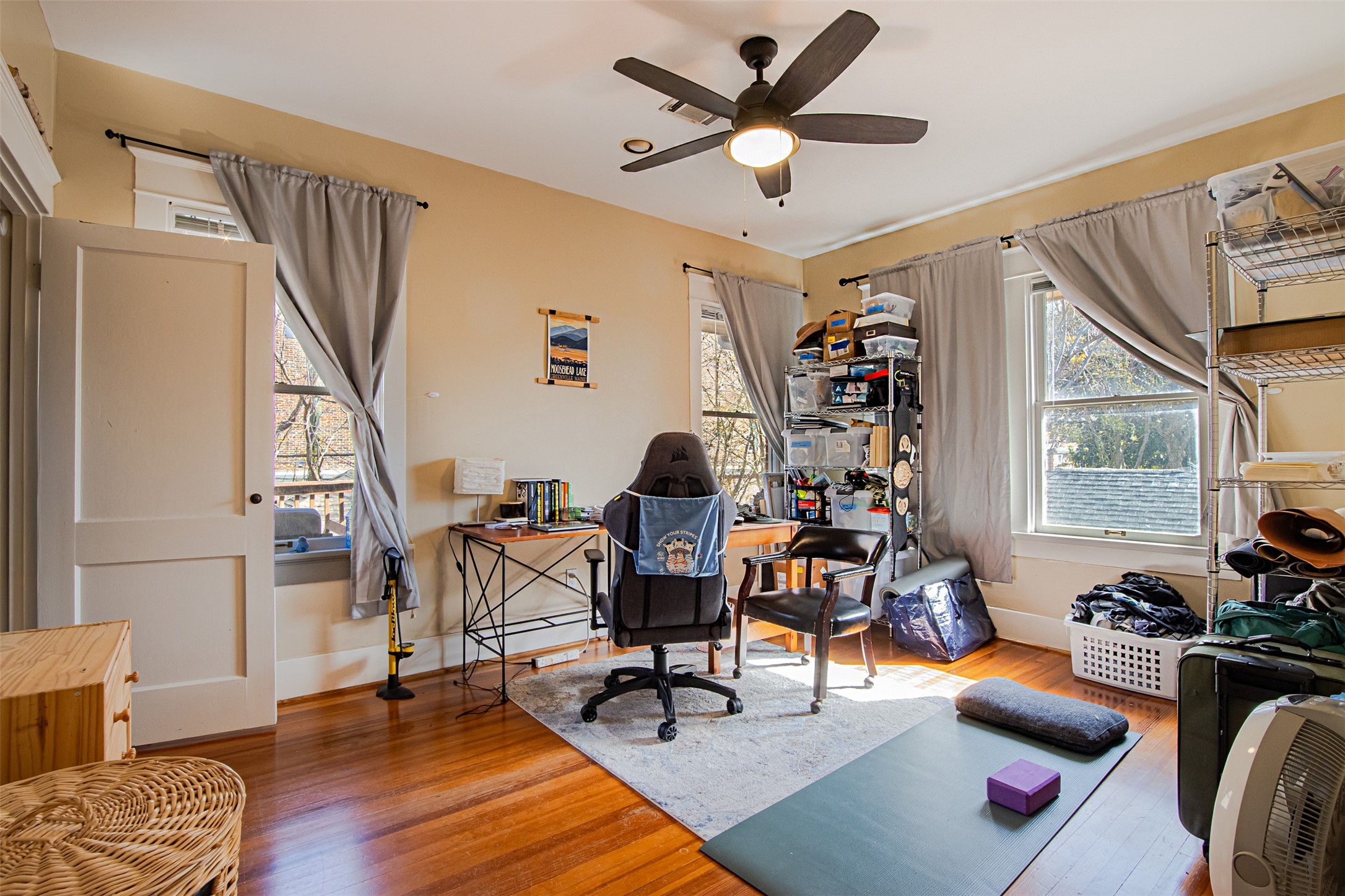 528 Hawthorne Street Houston, TX 77006 - Photo 30 of 34 a living room with furniture and a window