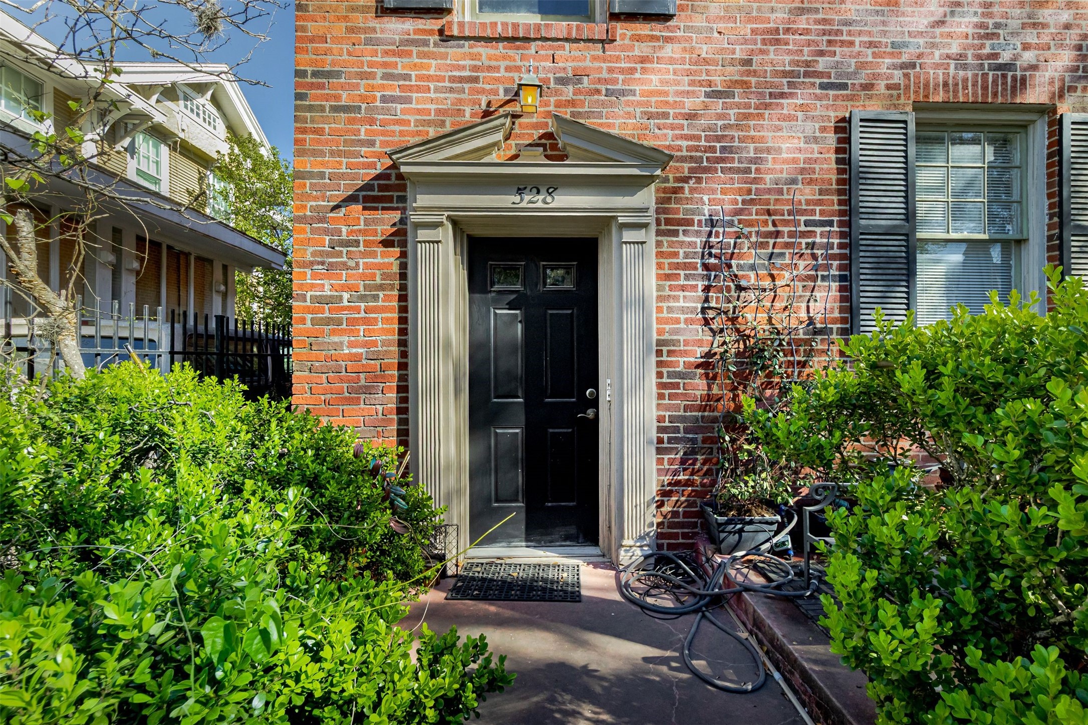 528 Hawthorne Street Houston, TX 77006 - Photo 3 of 34 a front view of a house with a garden
