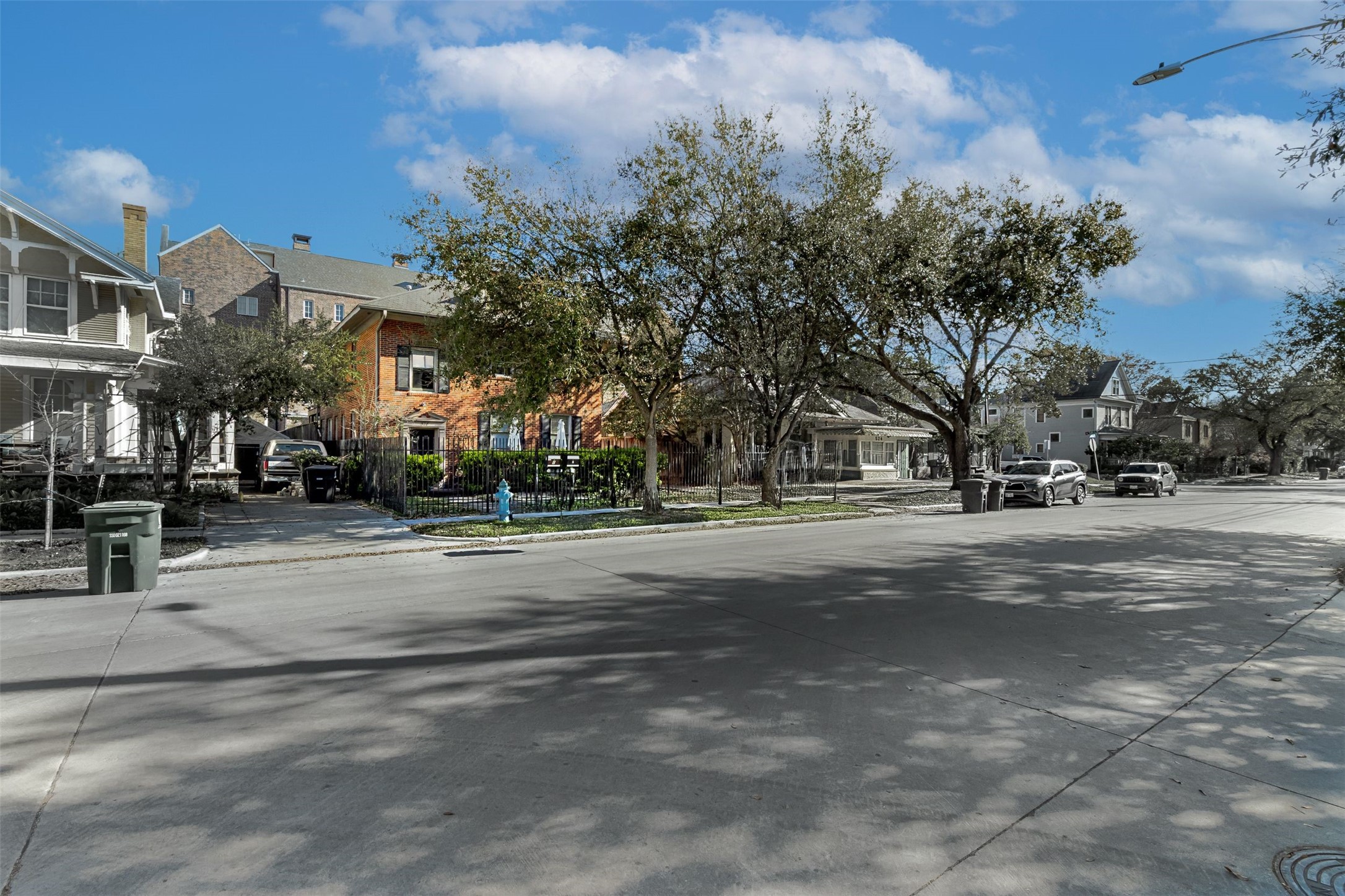 528 Hawthorne Street Houston, TX 77006 - Photo 32 of 34 a view of city street with tall buildings