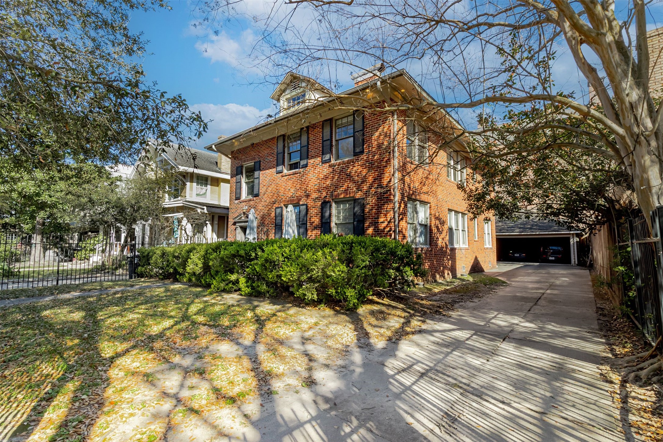 528 Hawthorne Street Houston, TX 77006 - Photo 33 of 34 a view of a building with a bench