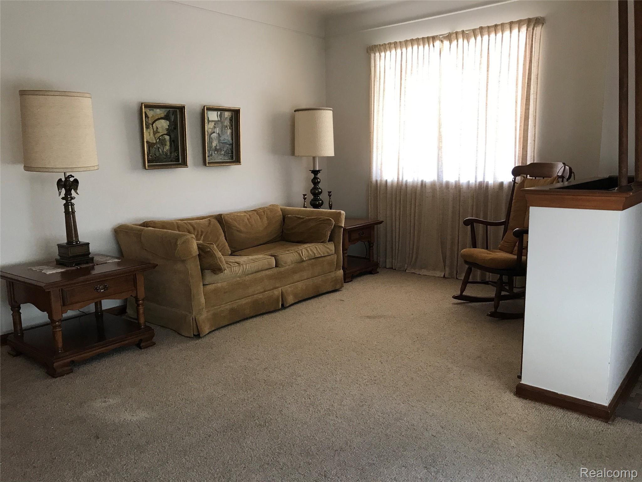 9935 Reeck Road Allen Park, MI 48101 - Photo 12 of 24 Living room (12).jpeg