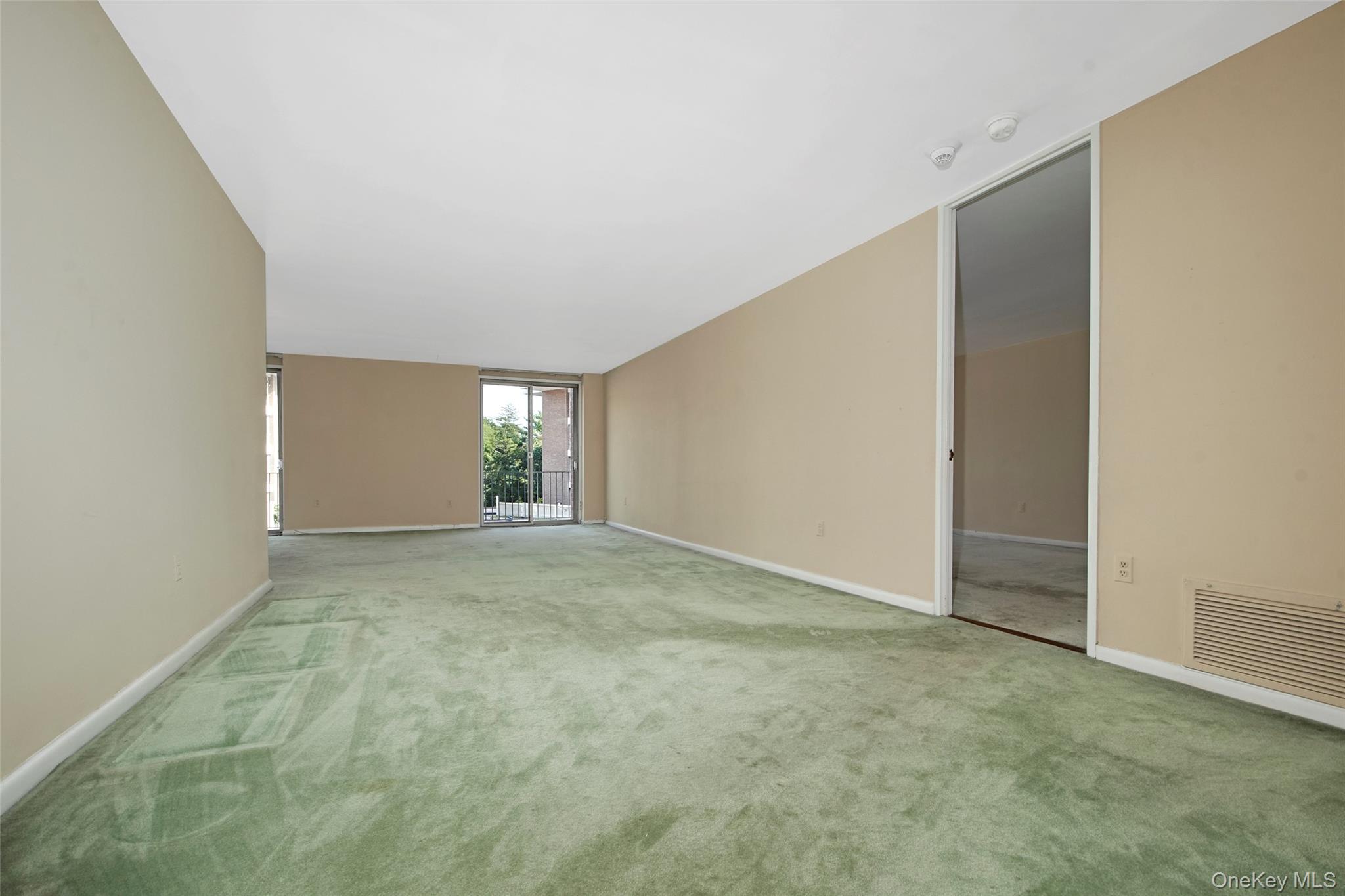 720 Milton Road, Unit WEST BUILDING 2E Rye, NY 10580 - Photo 3 of 19 Expansive living room