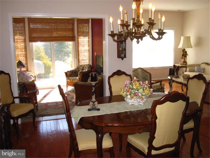9 Oak Ridge Court Columbus, NJ 08022 - Photo 4 of 16 Dining Room