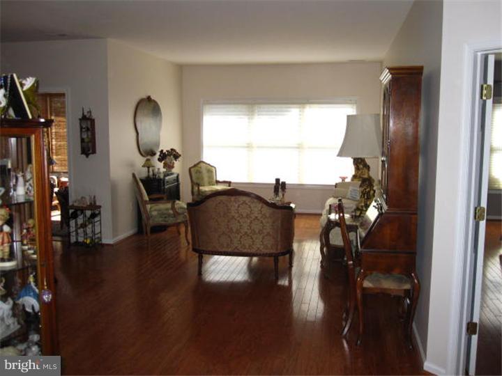 9 Oak Ridge Court Columbus, NJ 08022 - Photo 6 of 16 Living Room