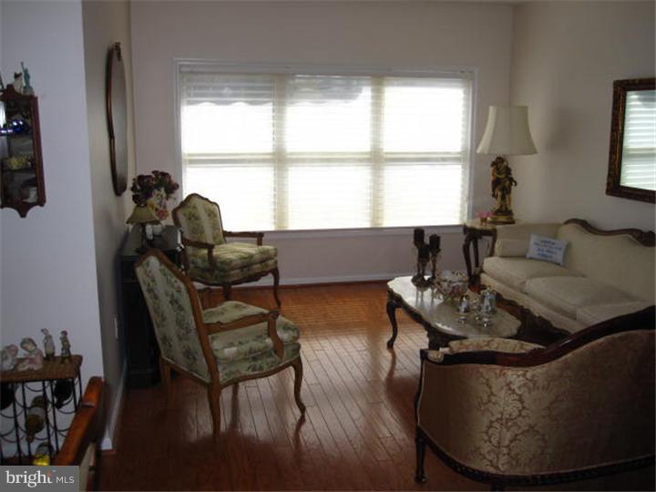 9 Oak Ridge Court Columbus, NJ 08022 - Photo 7 of 16 Living Room