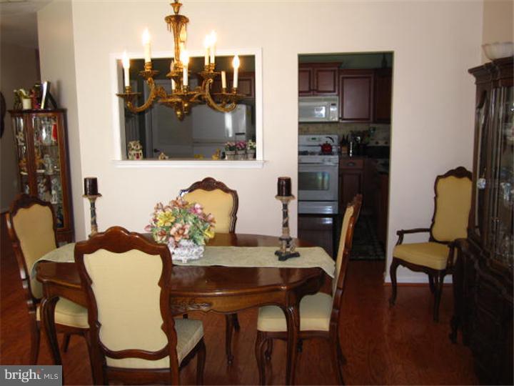 9 Oak Ridge Court Columbus, NJ 08022 - Photo 9 of 16 Dining Room
