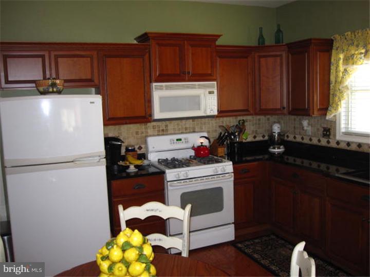 9 Oak Ridge Court Columbus, NJ 08022 - Photo 10 of 16 Kitchen
