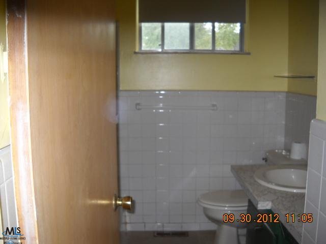 3280 Shannon Road Burton, MI 48529 - Photo 5 of 8 31122939-4.JPG