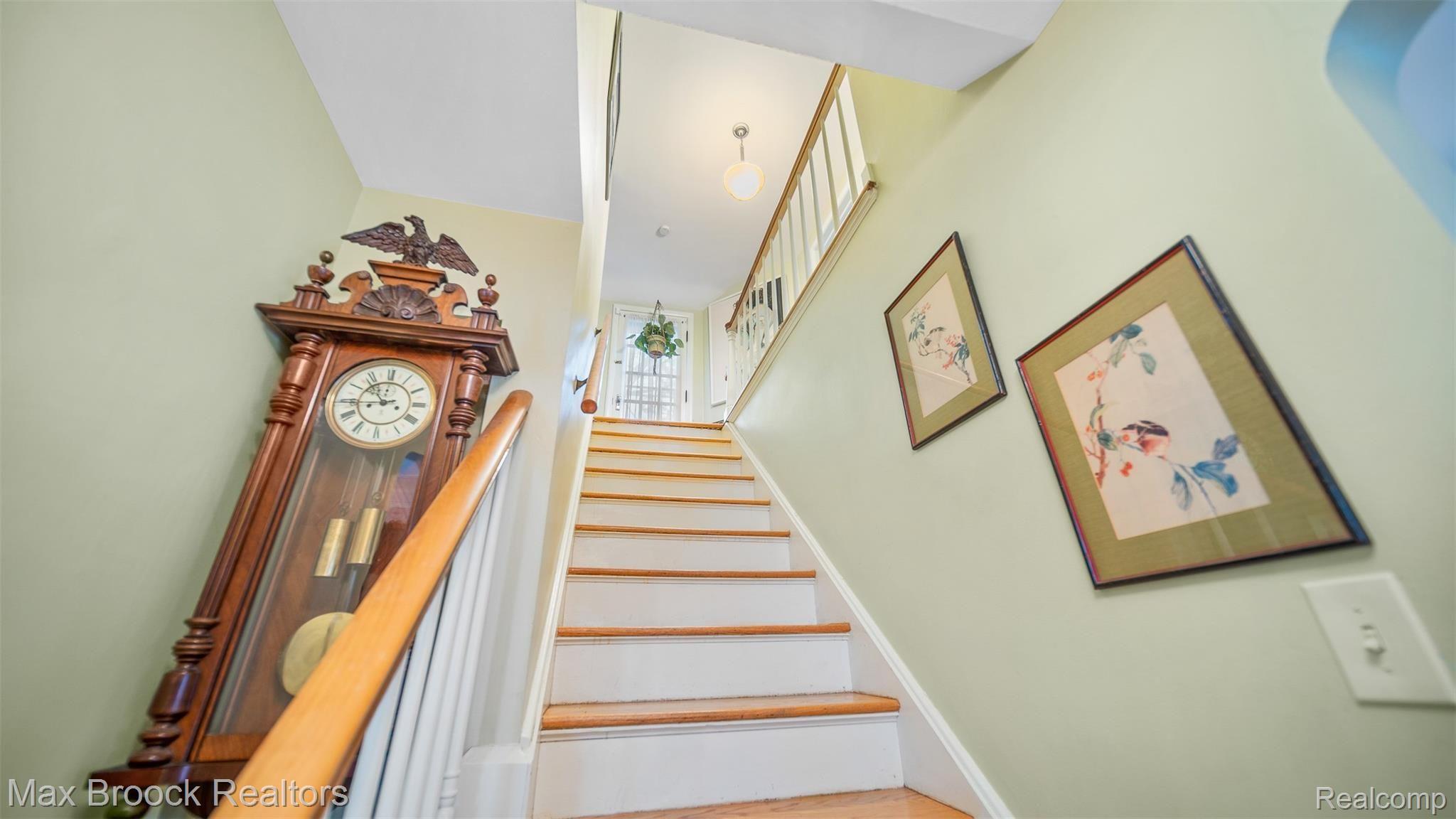 20250 Picadilly Road Detroit, MI 48221 - Photo 17 of 47 Stairway 1