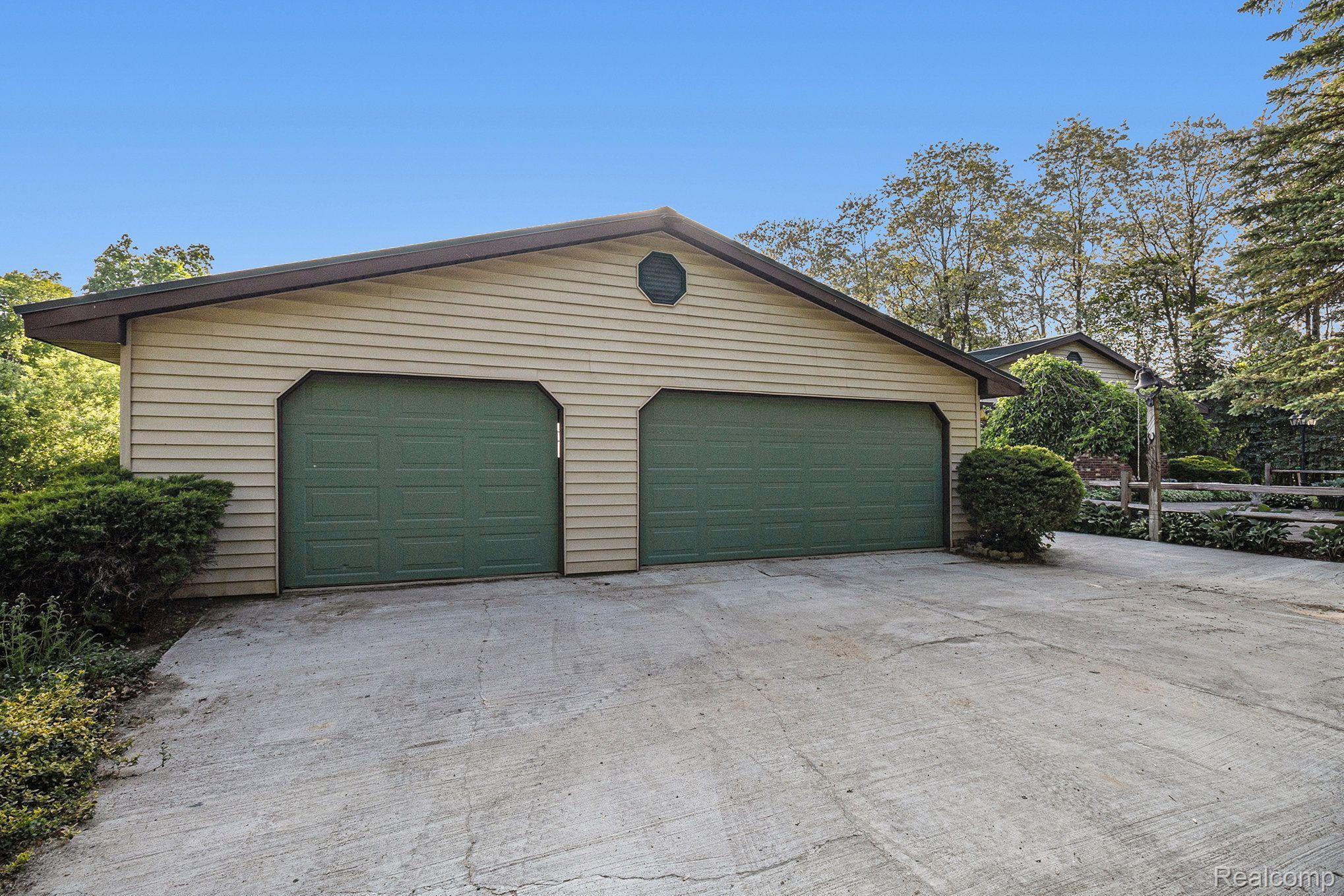 7280 Groveland Road Holly, MI 48442 - Photo 35 of 48 3 car garage