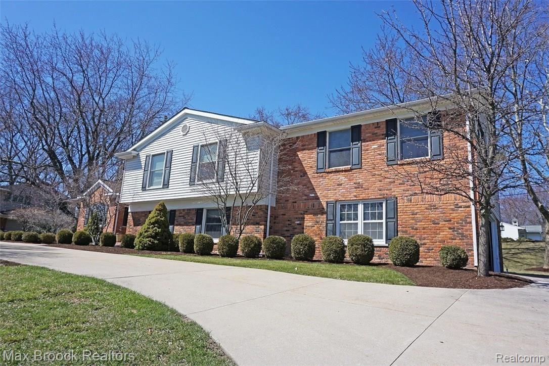 2438 Worcester Road West Bloomfield, MI 48323 - Photo 3 of 26 Circular drive welcomes you into this beautiful home