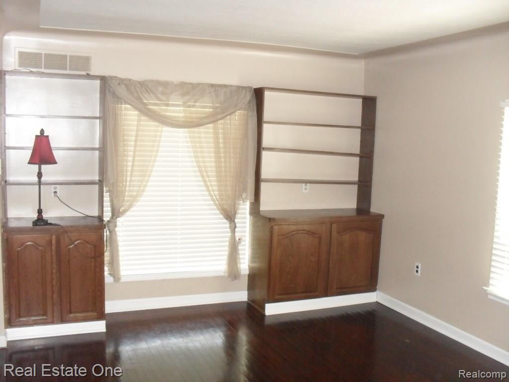 7109 Jenerous Street Center Line, MI 48015 - Photo 14 of 30 2014-06-27 09.08