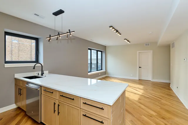 $3,995 | 5200 North Winthrop Avenue, Unit 2S, Chicago, IL 60640