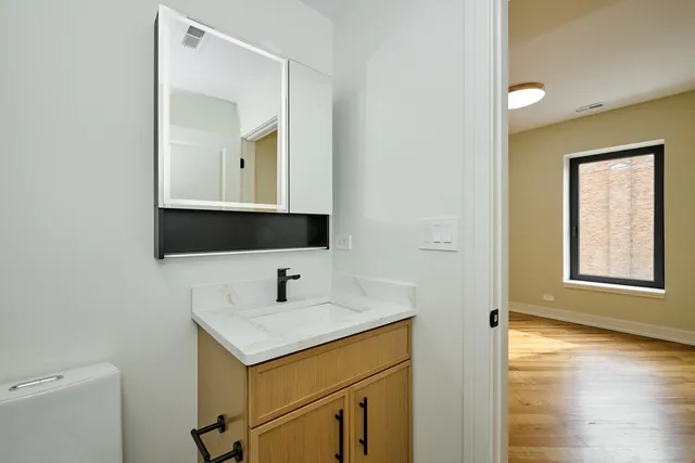 $3,995 | 5200 North Winthrop Avenue, Unit 2S, Chicago, IL 60640