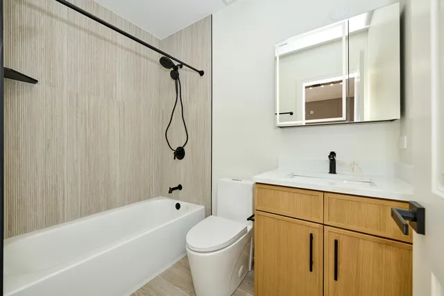 $3,995 | 5200 North Winthrop Avenue, Unit 2S, Chicago, IL 60640