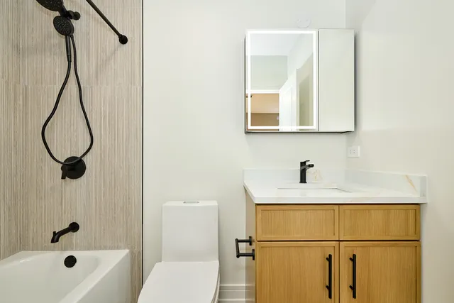 $3,995 | 5200 North Winthrop Avenue, Unit 2S, Chicago, IL 60640