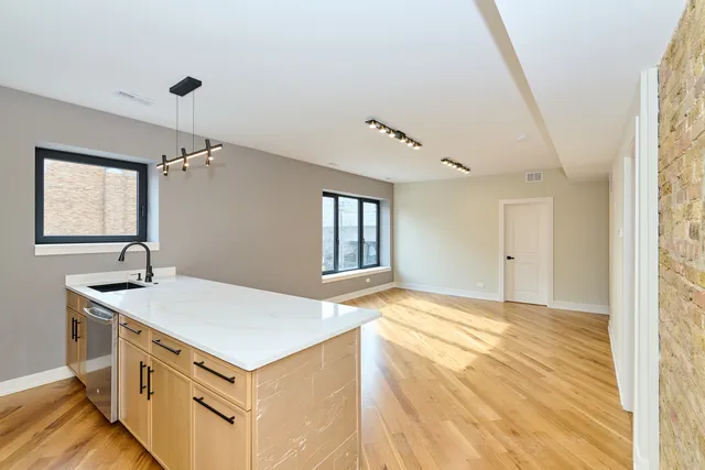 $3,995 | 5200 North Winthrop Avenue, Unit 2S, Chicago, IL 60640