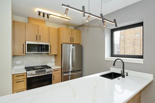 $3,995 | 5200 North Winthrop Avenue, Unit 2S, Chicago, IL 60640