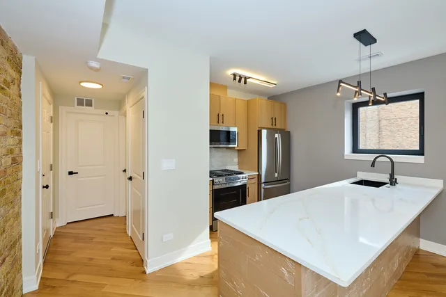 $3,995 | 5200 North Winthrop Avenue, Unit 2S, Chicago, IL 60640