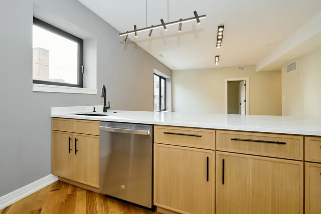 $3,995 | 5200 North Winthrop Avenue, Unit 2S, Chicago, IL 60640