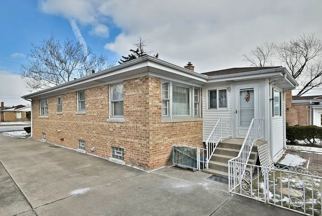 $499,000 | 7421 West Oakton Street, Niles, IL 60714