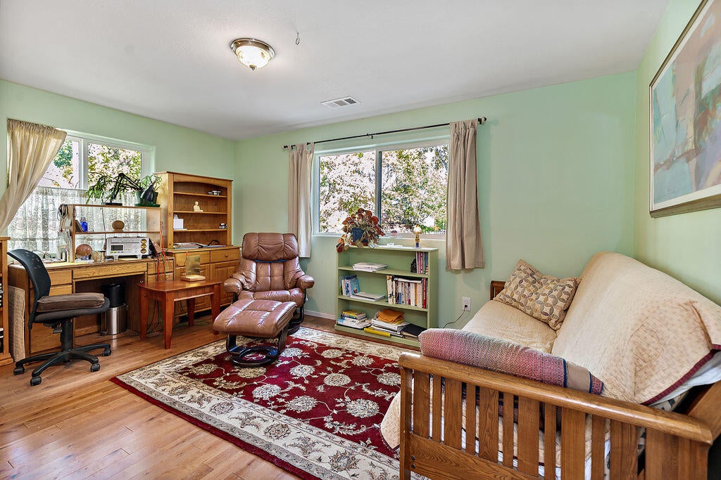 2286 Camp Baker Road Medford, OR 97501 - Photo 19 of 36 Bedroom or office