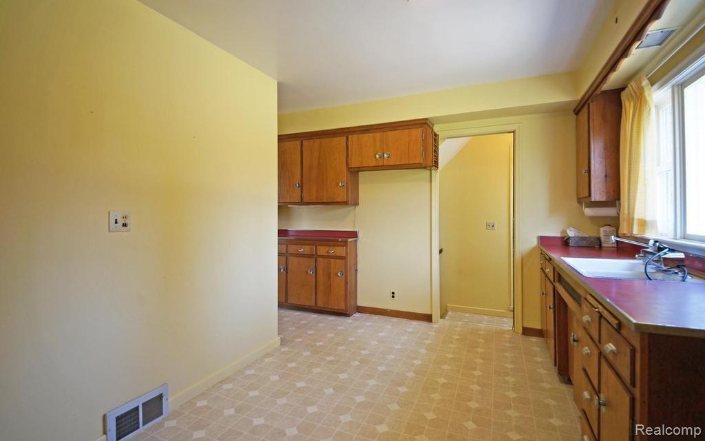564 Roslyn Road Grosse Pointe, MI 48236 - Photo 13 of 22 13-photo-web-1024x640-51661.jpg
