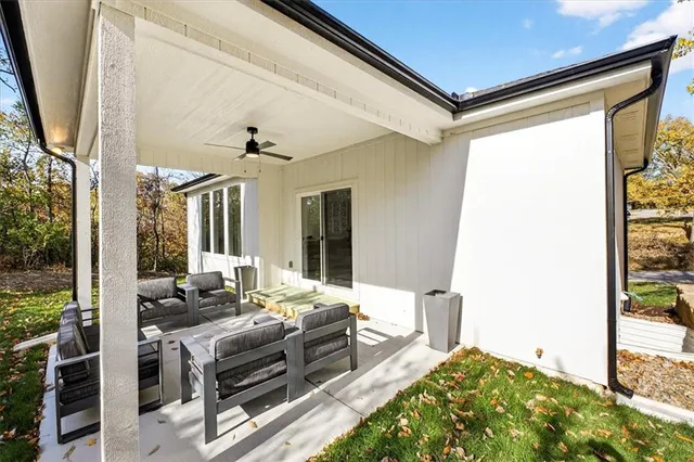 $450,000 | 6448 Northwest Cross Road, Parkville, MO 64152