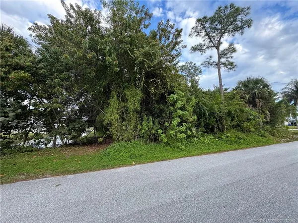 $325,000 | Lot 10 Southeast Pinehaven Avenue, Hobe Sound, FL 33455