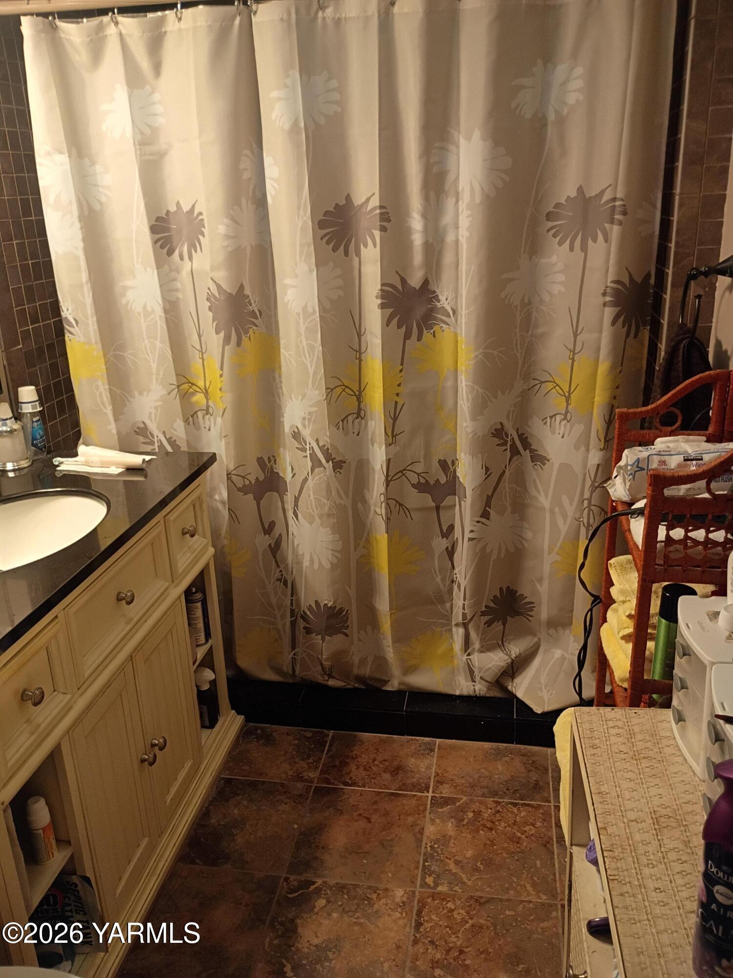 31 North McLean Road Sunnyside, WA 98944 - Photo 8 of 17 degraaf bathroom