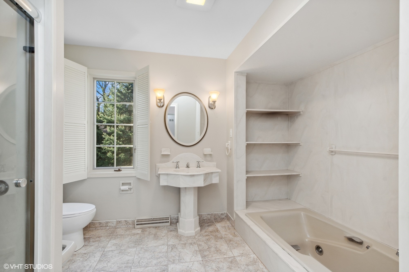 511 Aberdeen Road Frankfort, IL 60423 - Photo 23 of 48 a bathroom with a toilet sink a mirror and bathtub
