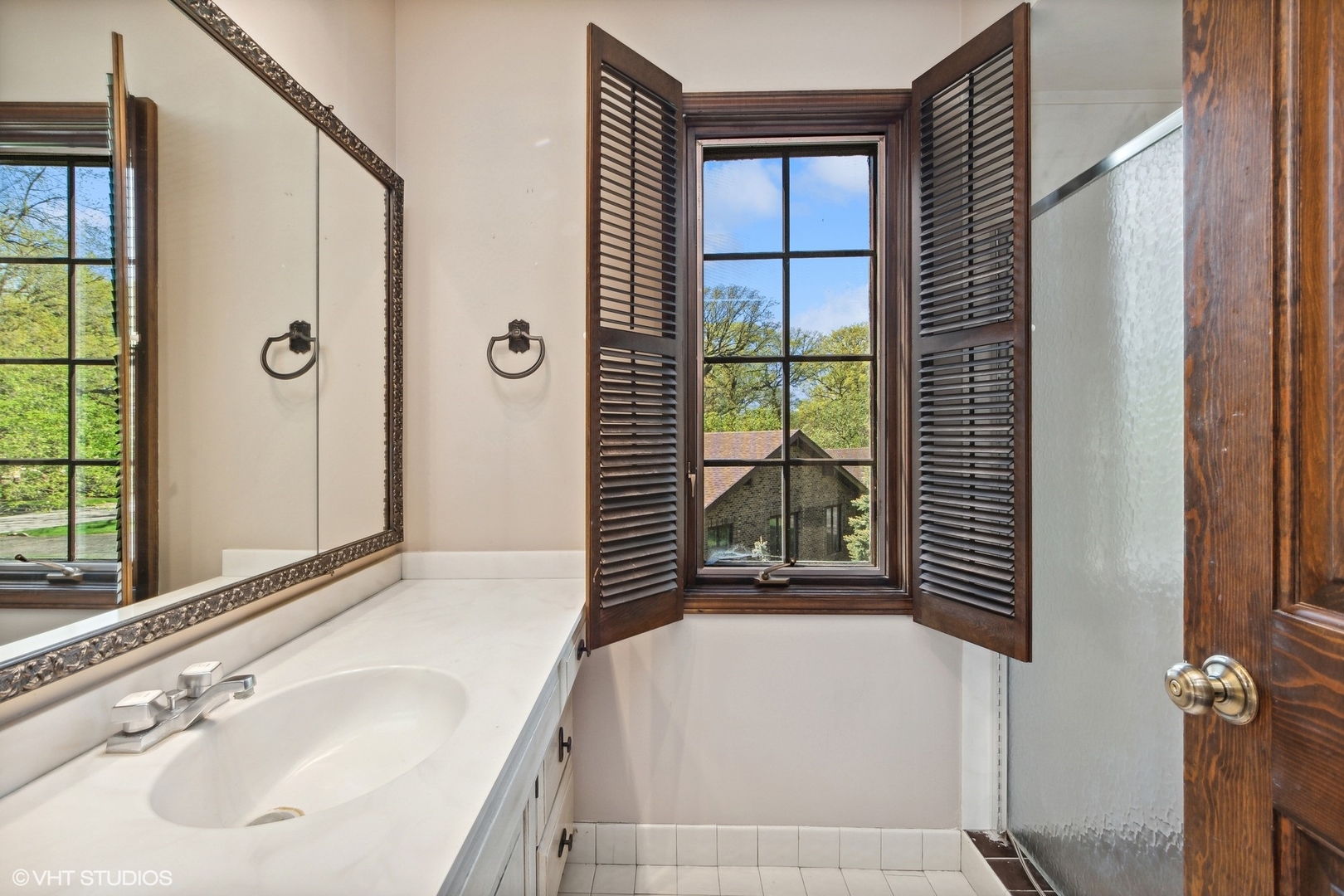 511 Aberdeen Road Frankfort, IL 60423 - Photo 28 of 48 a bathroom with a bathtub and a sink