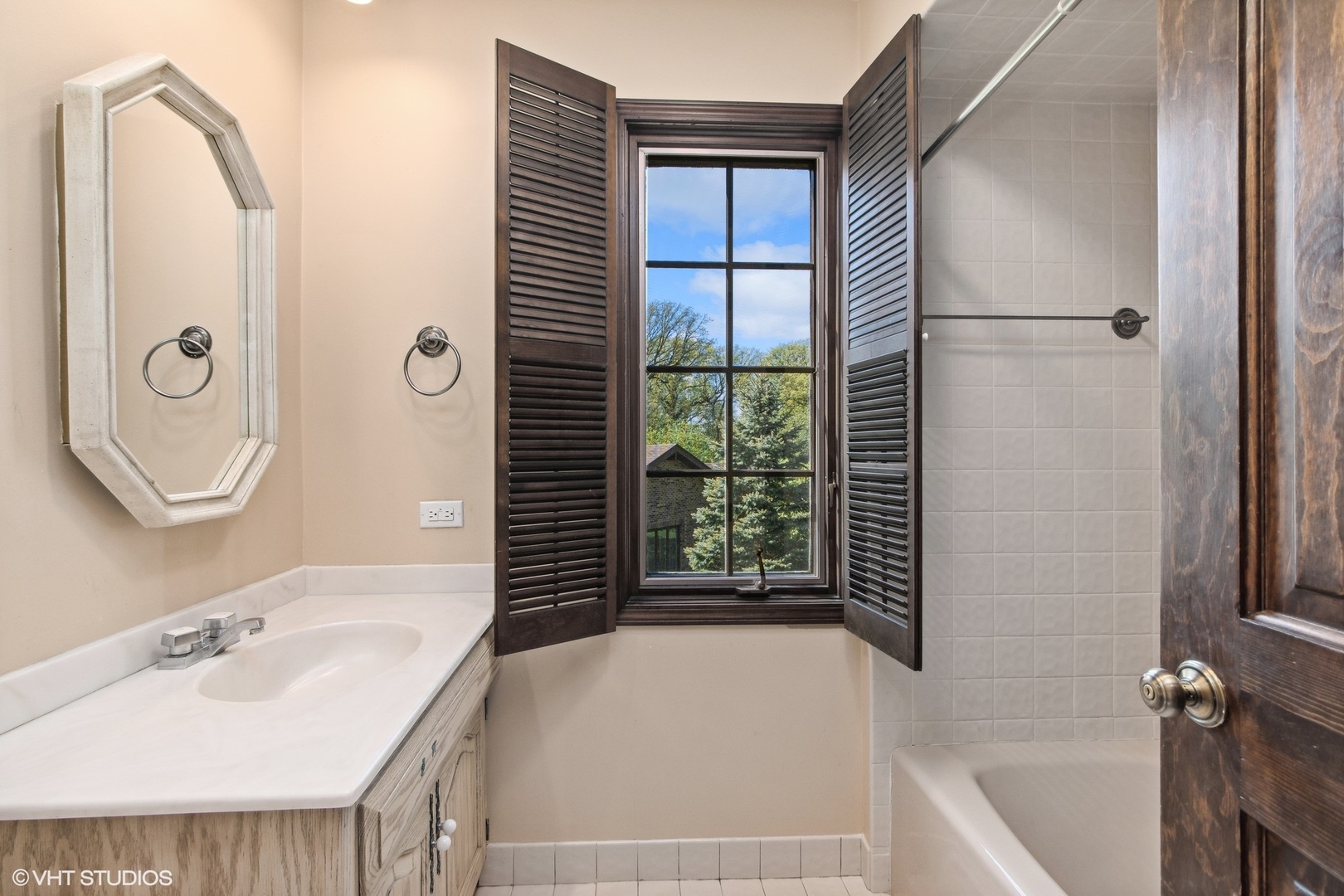 511 Aberdeen Road Frankfort, IL 60423 - Photo 29 of 48 a bathroom with a tub sink and mirror