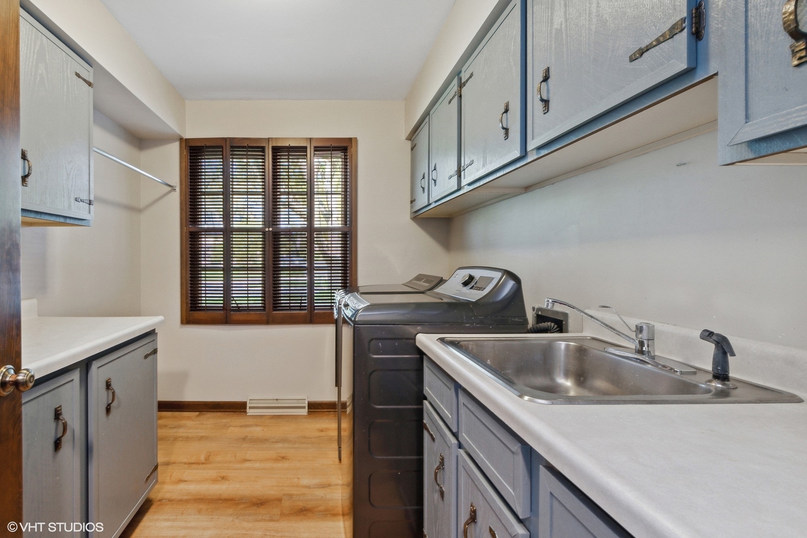 511 Aberdeen Road Frankfort, IL 60423 - Photo 31 of 48 a kitchen with stainless steel appliances granite countertop a sink stove and cabinets