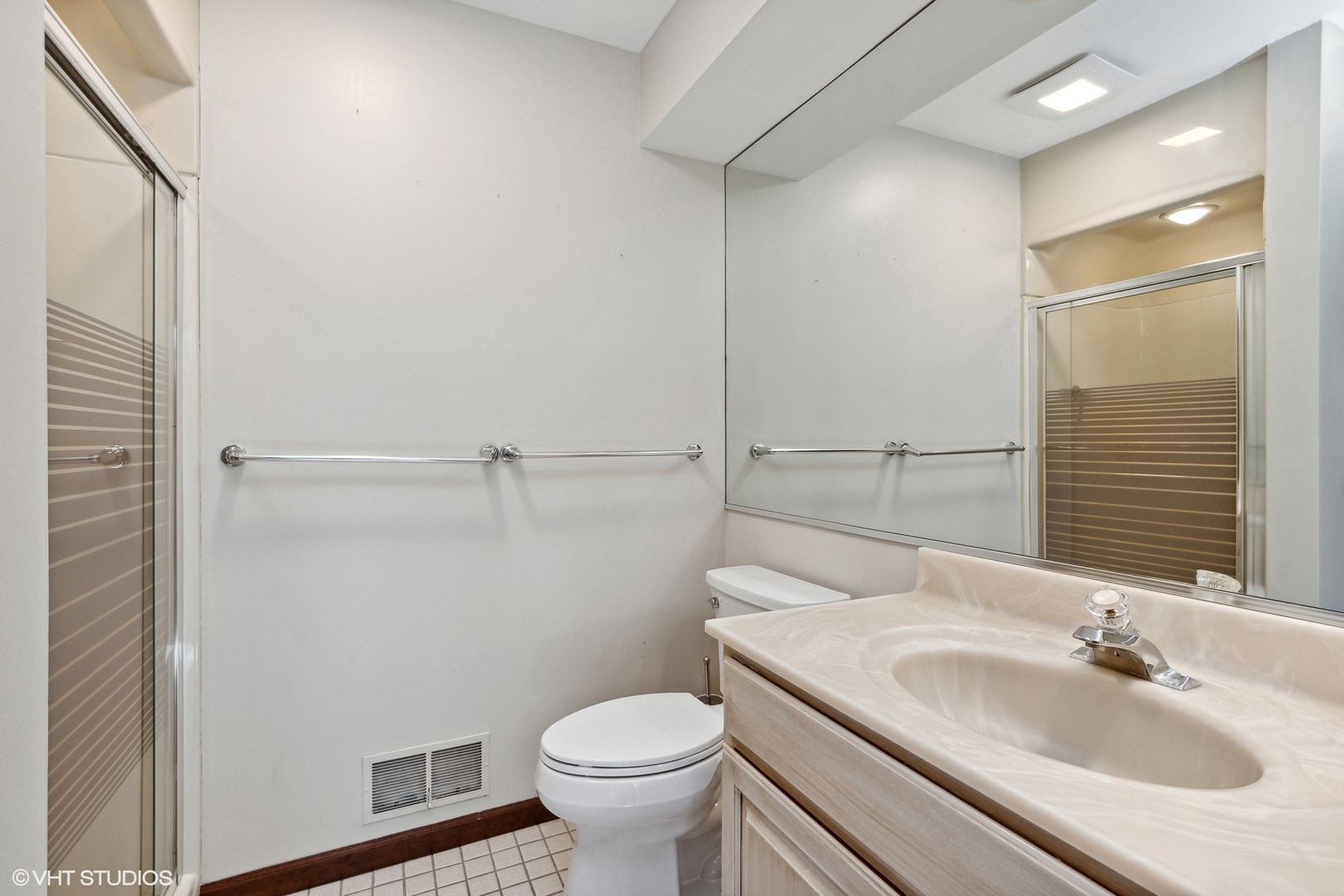 511 Aberdeen Road Frankfort, IL 60423 - Photo 42 of 48 a bathroom with a sink toilet and shower