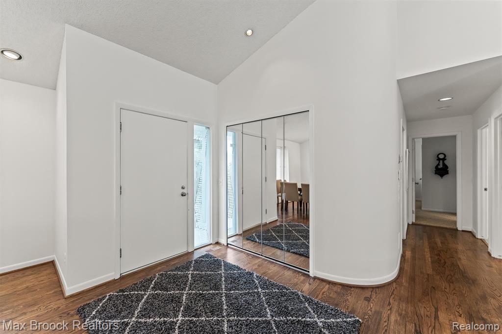 5725 Ridgewood Road West Bloomfield, MI 48322 - Photo 18 of 43