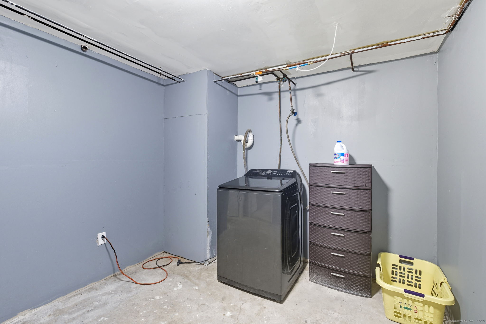 41 Chestnut Drive Windsor, CT 06095 - Photo 23 of 27 a room with cabinets and dust bin