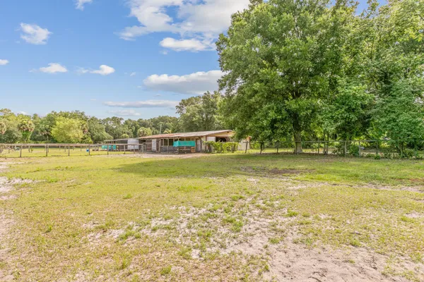 a view of yard with a small cabin