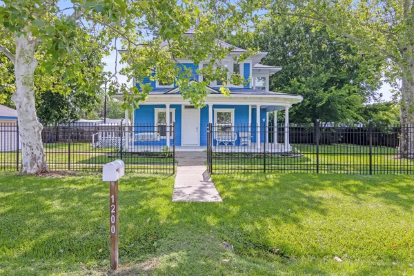 $275,000 | 1200 4th Street, Palacios, TX 77465