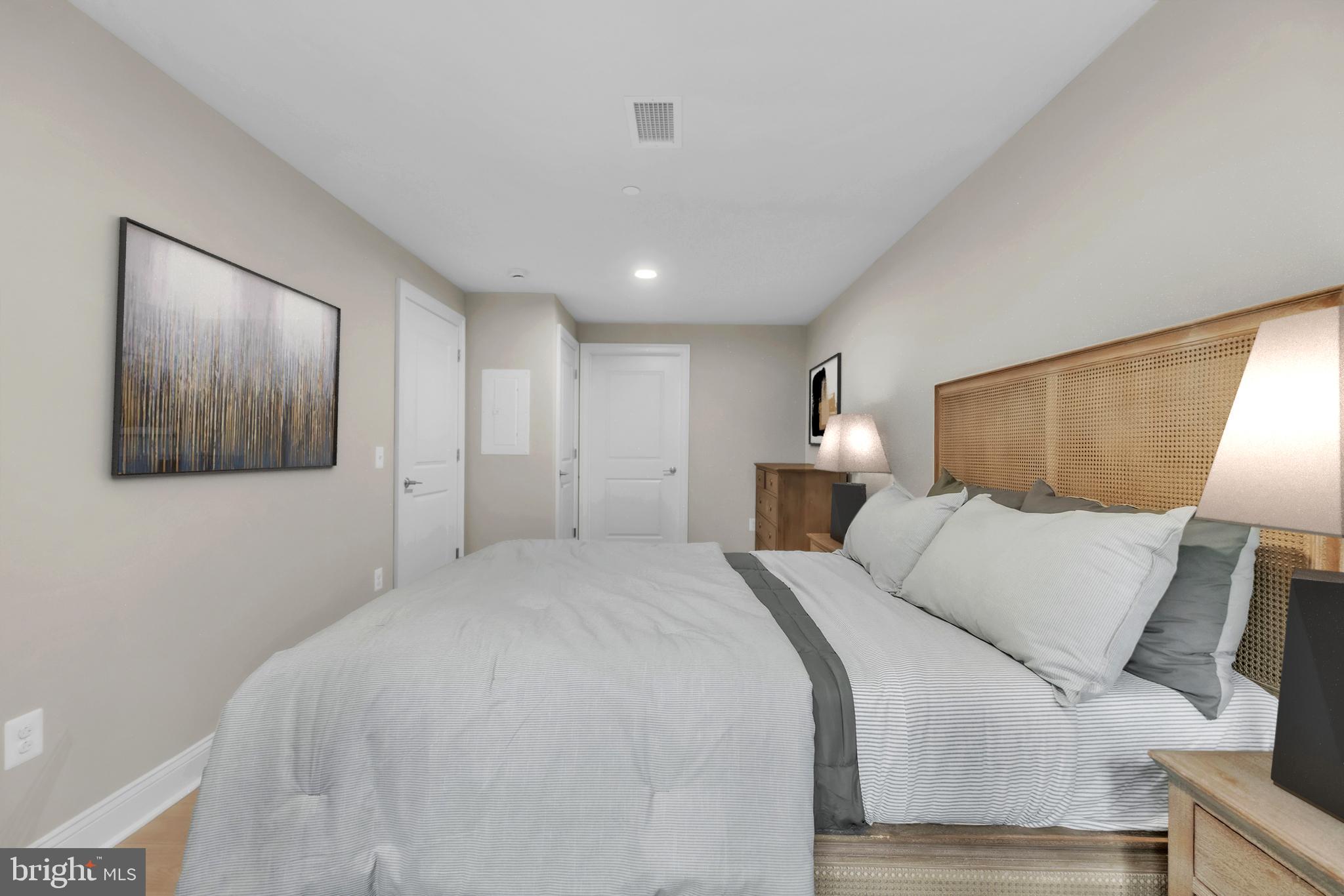 1801 Market Street, Unit 1817 Philadelphia, PA 19103 - Photo 11 of 77 a bedroom with a large bed and a lamp
