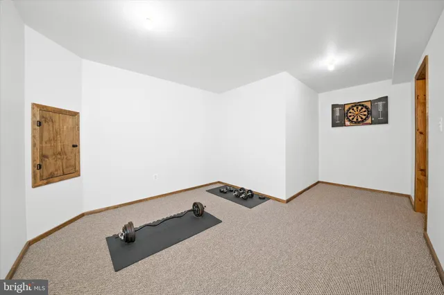 a picture of a room with a floor plan