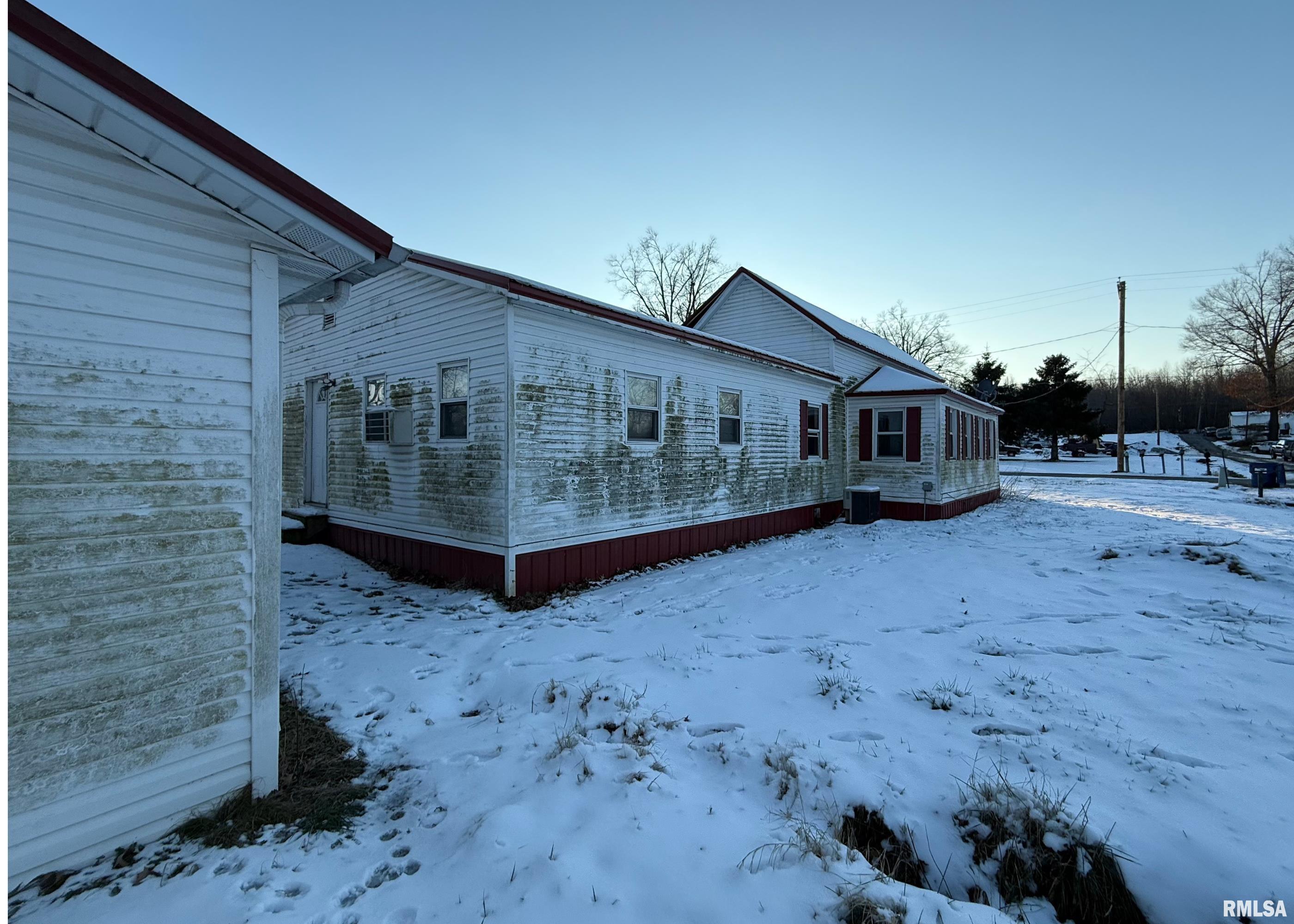588 Pine Road Eldorado, IL 62930 - Photo 4 of 13