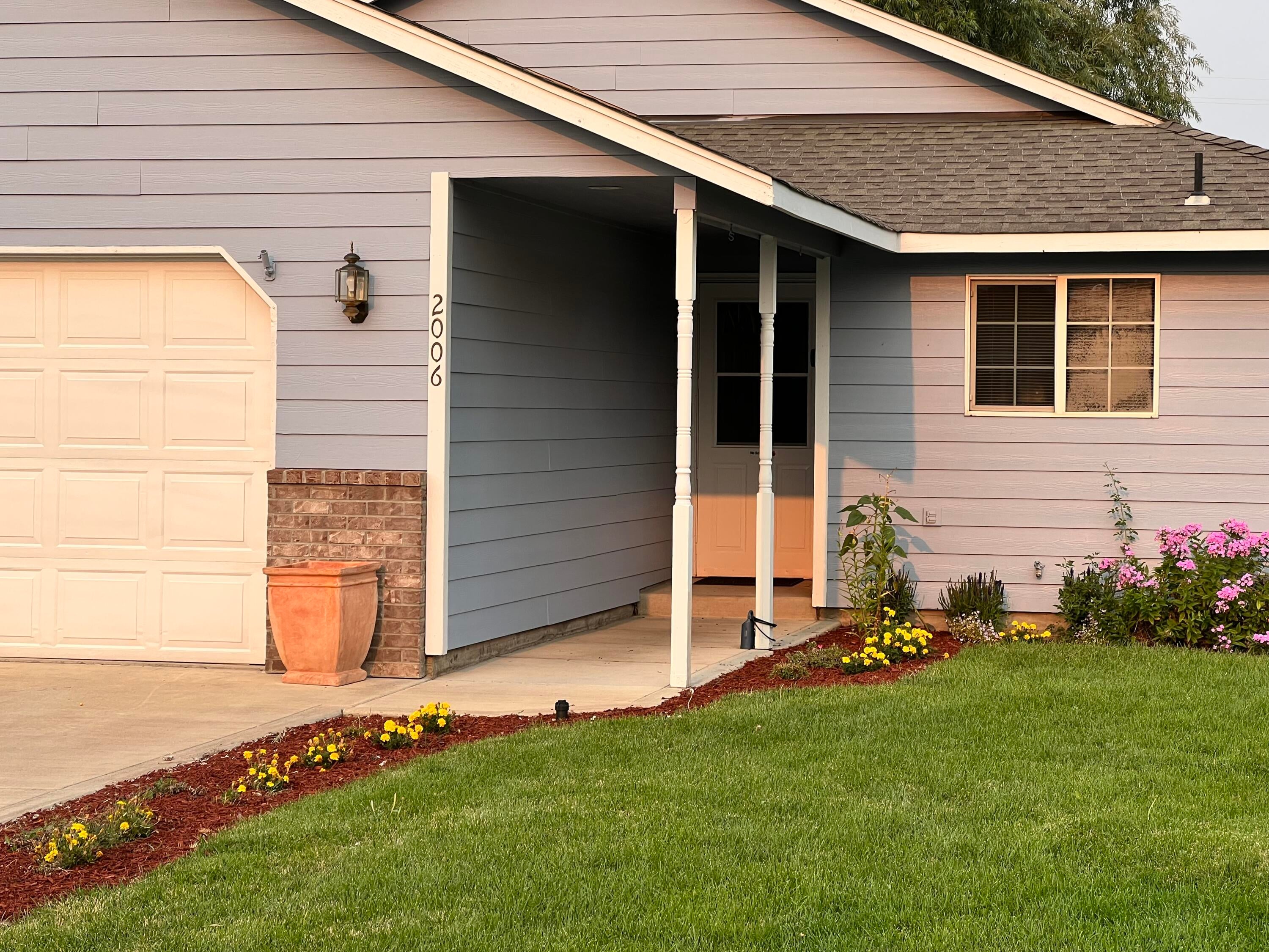 2006 Southwest 35th Place Redmond, OR 97756 - Photo 3 of 27 FRONT