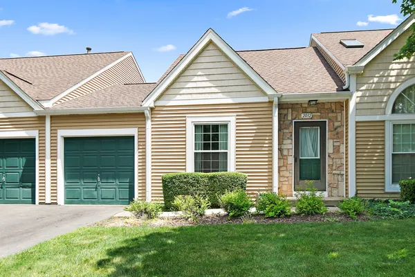 $240,000 | 2032 Teton Parkway, Unit 2032, Algonquin, IL 60102