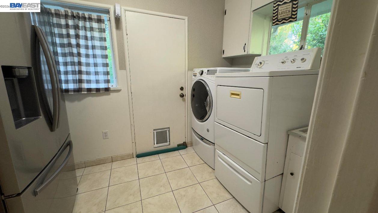 190 Alderwood Road Walnut Creek, CA 94598 - Photo 10 of 29 a utility room with dryer and washer