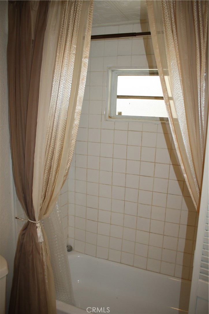 17700 South Avalon, Unit 411 Carson, CA 90746 - Photo 35 of 39 a bathroom with a bathtub