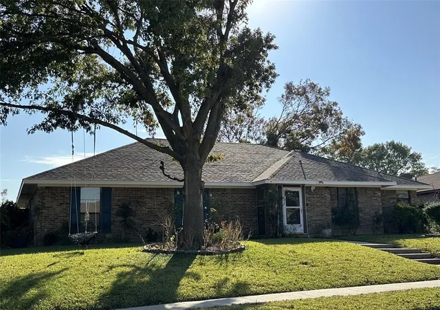 a view of a yard in front of house