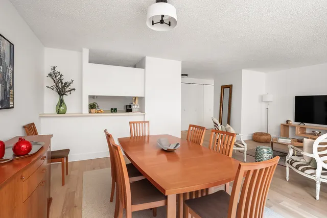 $1,389,000 | 30 West 61st Street, Unit 7A | Upper West Side